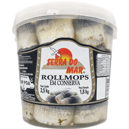 Grande pote de vidro de 1800 gramas de rollmops, um filé de sardinha enrolado em uma cebola e conservado no vinagre, da marca Serra do Mar, indicado com rótulo branco e preto.