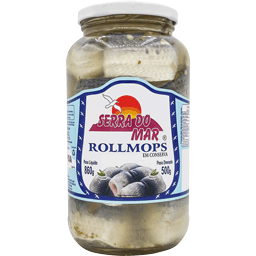 Pote de vidro alto de 500 gramas de rollmops, um filé de sardinha enrolado em uma cebola e conservado no vinagre, da marca Serra do Mar, indicado com rótulo azul claro.