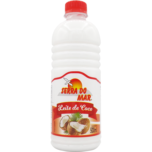 Garrafa de 500 mililitros de leite de coco com o rótulo vermelho da marca Serra do Mar.