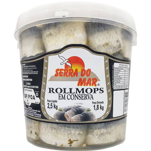 Grande pote de vidro de 1800 gramas de rollmops, um filé de sardinha enrolado em uma cebola e conservado no vinagre, da marca Serra do Mar, indicado com rótulo branco e preto.